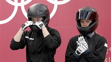 Ruské bobistky Nadda Sergejevová (vpravo) a Anastasia Koerovová ped...