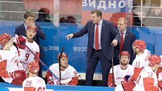 Trenér ruských hokejistů Oleg Znarok v olympijském semifinále proti Česku. (23....
