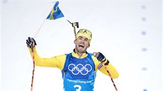 ZLATO. Švéd Fredrik Lindström v cíli biatlonového závodu na 4x7,5 kilometru v...