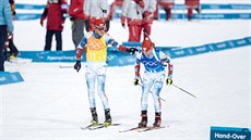 Pedávka eské tafety (Jaroslav Soukup a Michal Krmá) v biatlonovém závodu...