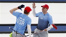 Tým USA zvítězil v olympijském finále curlingu nad Švédy. Na snímku se radují...