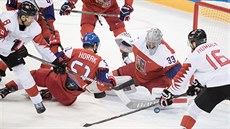 eský gólman Pavel Francouz zasahuje v utkání o olympijský bronz proti Kanad....