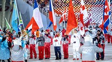 Ester Ledecká nese českou vlajku při slavnostním zakončení zimních olympijských...