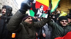 K praskému soudu, kde se má rozhodovat o osudu pedáka syrských Kurd Sáliha Muslima, se sjeli demonstranti.