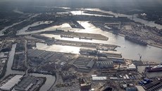Pístavní terminál Kuhwerder (uprosted) v nmeckém Hamburku