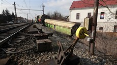 Pra��tí hasi�i zasahují v pra�ském Radotín� u vykolejeného nákladního vlaku....