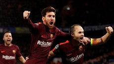 Radost fotbalist Barcelony Lionela Messiho a Andrése Iniesty v utkání Ligy...