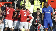 Fotbalisté Manchesteru United se radují z gólu v zápase anglické ligy proti...