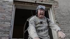 Ji�í Lábus jako ochotník Borovi�ka, který se prom�nil v chrobáka, v novince...