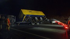 Kamion se v noci pevrátil na dálnici D5 u Plzn, narazilo do nj osobní auto....
