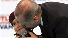 Turecký prezident Recep Tayyip Erdogan rozplakal estiletou Amine Tirasovou...