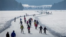 Stovky brusla vyrazily o víkendu na zamrzlé Lipno. Od pondlí je ledová...