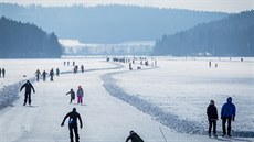 Stovky brusla vyrazilo o víkendu na zamrzlé Lipno. Od pondlí je ledová...