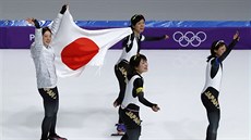 Japonky slaví olympijský triumf ve stíhacím závodu rychlobruslařek.