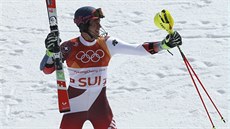 Ramon Zenhaeusern slaví zlato v sout�i dru�stev.