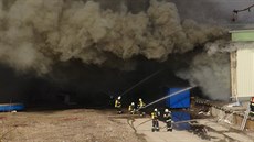 V areálu mrazírny v Mochov zasahovalo na dv stovky hasi