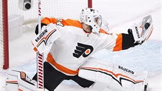 Branká Philadelphie Flyers Petr Mrázek zasahuje.