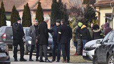 Policisté a dalí lidé ped Kuciakovým domem ve Veké Mai. (27. února. 2018)