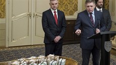 Slovenský premiér Robert Fico ukazuje milion eur v hotovosti. (27. února 2018)