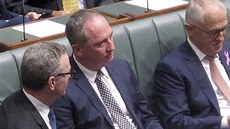 Australský vicepremiér Barnaby Joyce (uprosted) sedí vedle ministerského...