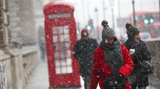 Londýané cestují do práce navzdory mrazu a silnému snení. (26. února 2018)
