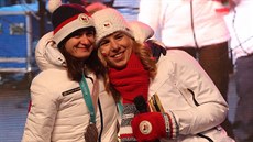 Dvojnásobná olympijská vítězka Ester Ledecká (vpravo) a stříbrná medailistka...
