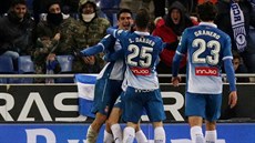 Fotbalisté Espa�olu Barcelona se radují z gólu  Gerarda Morena.