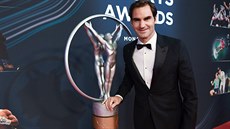 Roger Federer s dalí cennou trofejí do sbírky.