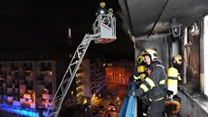 Pratí hasii zasahovali u poáru na balkon bytovky na ikov. (23.2.2018)