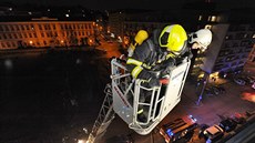 Pratí hasii zasahovali u poáru na balkon bytovky na ikov. (23.2.2018)