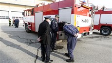 Nkolik hasiských jednotek z regionu dostalo lepí techniku. Profesionální hasii po získání tí nových cisteren (na snímku jedna z nich zcela vpravo) penechali ty doposud pouívané tem dobrovolným jednotkám k nahrazení jejich u velmi letitých voz.