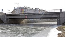 Pohled na jeden z klíových most pro olomouckou dopravu v Komenského ulici (na snímku z konce února), po kterém denn projede a 15 tisíc aut. Ten eká kvli budování protipovodových opatení pestavba, kvli které bude nutná uzavírka.