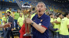 Přešťastný trenér Svetislav Pešič s Copa del Rey pro basketbalisty FC Barcelona