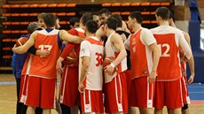 etí basketbalisté bhem tréninku na svtovou kvalifikaci.