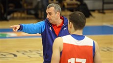 Trenér Ronen Ginzburg ídí trénink eských basketbalist na svtovou...