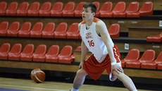 Ondej Sehnal se protahuje na tréninku eských basketbalist ped svtovou...