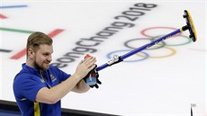 védský curler Rasmus Wranaa se raduje z postupu do olympijského finále.