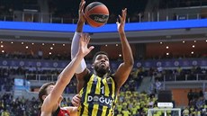 Jason Thompson (vpravo) z Fenerbahce Istanbul se sápe po míi v zápase s...