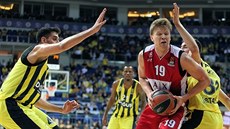 Mindaugas Kuzminskas (v �erveném) z Milána úto�í na ko� Fenerbahce.