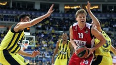 Mindaugas Kuzminskas (v erveném) z Milána útoí na ko Fenerbahce.