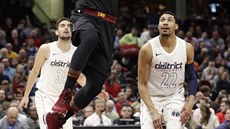 Tomá Satoranský (vlevo) a Otto Porter Jr. z Washingtonu sledují smeujícího...