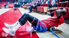 Britský basketbalista Gabe Olaseni se rozcviuje ped zápasem.