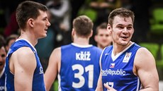 etí basketbalisté slaví výhru v Bulharsku, Jaromír Bohaík (vpravo) a Pavel...