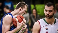 eský basketbalista Ondej Balvín se raduje bhem zápasu s Bulharskem.