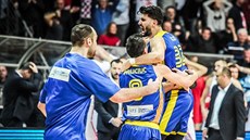 Rumunští basketbalisté slaví senzační výhru nad Chorvatskem.
