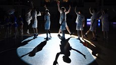 Díntí basketbalisté nastupují k zápasu.