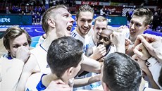 Fintí basketbalisté slaví výhru nad Bulharskem.