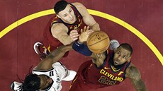 LeBron James (vpravo) a Larry Nance Jr. z Clevelandu a DeMarre Carroll z...