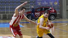 Opavský basketbalista Radim Kleka (vpravo) útoí kolem Josefa Potoka z...