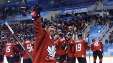 Kanadští hokejisté slaví postup do semifinále olympijského turnaje. V popředí...